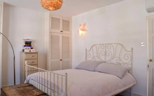 2 Bedroom House in Shepherd's Bush