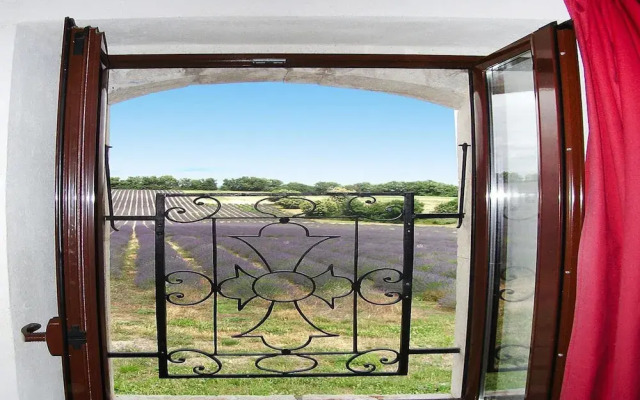 Private Garden House in Redortiers