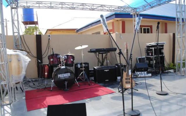 Vista Lounge & Suites