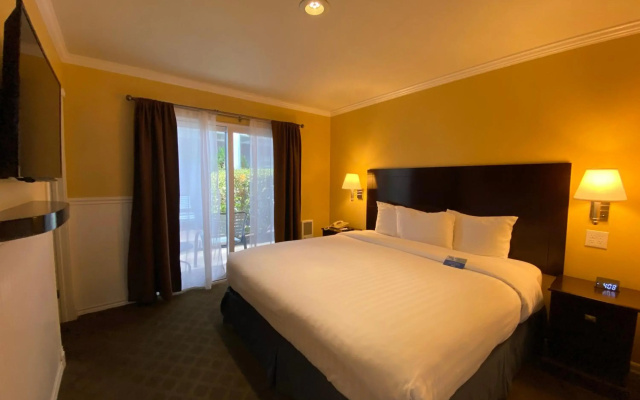 Monterey Bay Lodge
