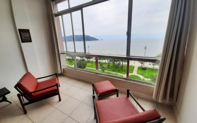 Apartamento amplo e charmoso, frente ao mar.