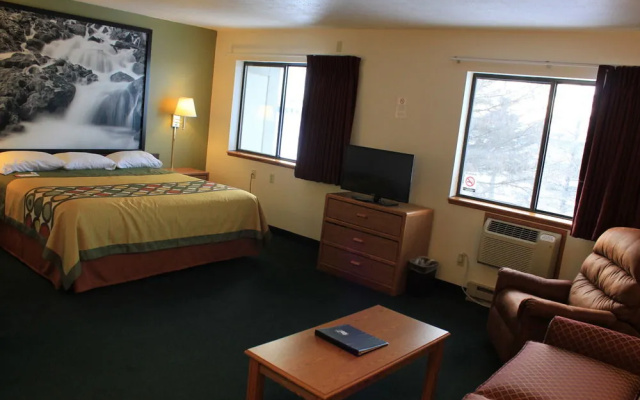 Super 8 Motel - Antigo