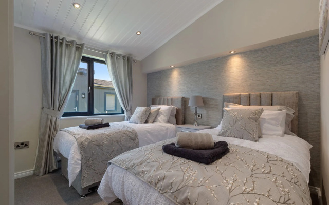 Dewin Bach - Luxury Lodge, Hot Tub, Close to Beach