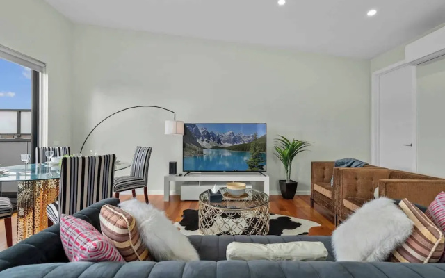 Luxurious 3-bedroom Townhouse in Charming Maidstone 7 KM TO CBD