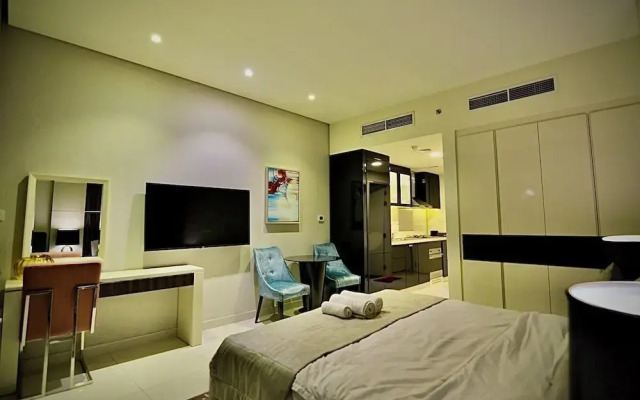 Stunning Studio Dubai with Infinity Pool and Canal View