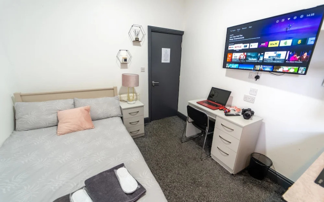 Spacious Studio Near City Centre!