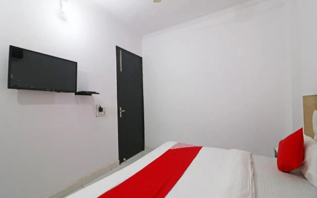 Red Carmine by OYO Rooms