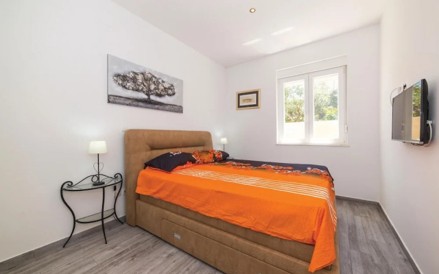 Awesome Home in Mavarstica with WiFi, 7 Bedrooms, Hot Tub