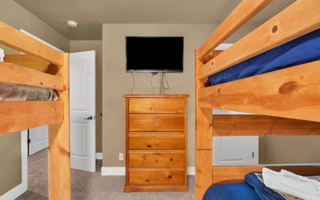 Bass Lake Beauty! 4 BDR Sleeps 16, Lakefront Views