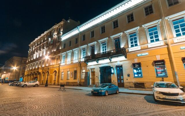 Апартаменты Little Italy Apartment 140m2 вид на фасад