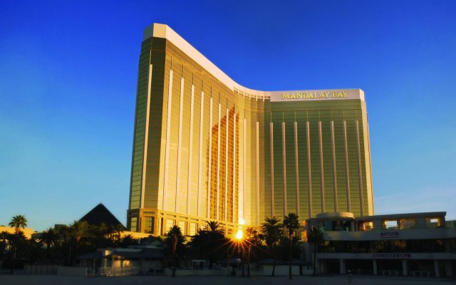 Отель Mandalay Bay Resort And Casino США, Лас-Вегас - 1 отзыв об отеле, цены и фото номеров - забронировать отель Mandalay Bay Resort And Casino онлайн вид на фасад