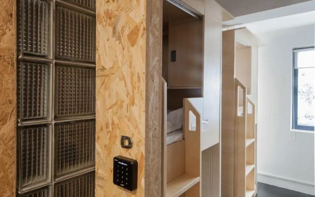 WEFLOW Hostel