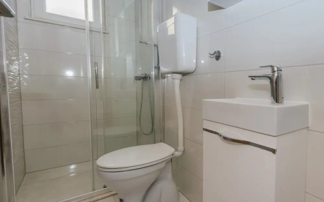 Spacious Apartment w Patio 40m From the Beach