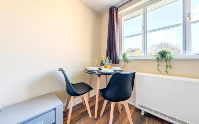 Lovegrove Contractor Stay with Free WI-FI in Slough