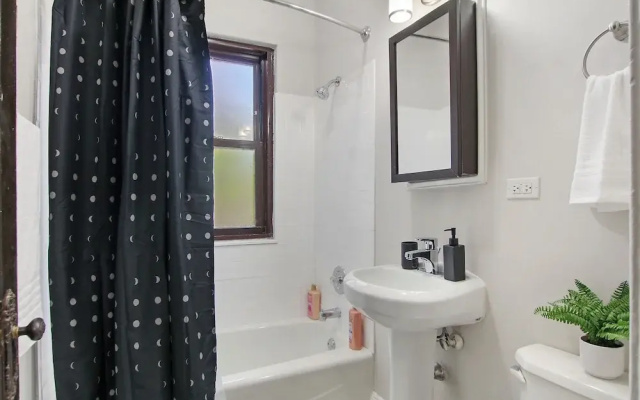 Bright 1BR - Woodlawn 1E