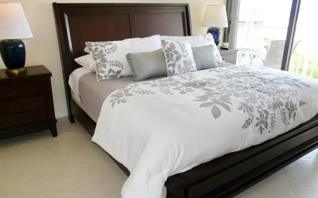 Eye-catching Beachfront Condo With Pool and Nice Views