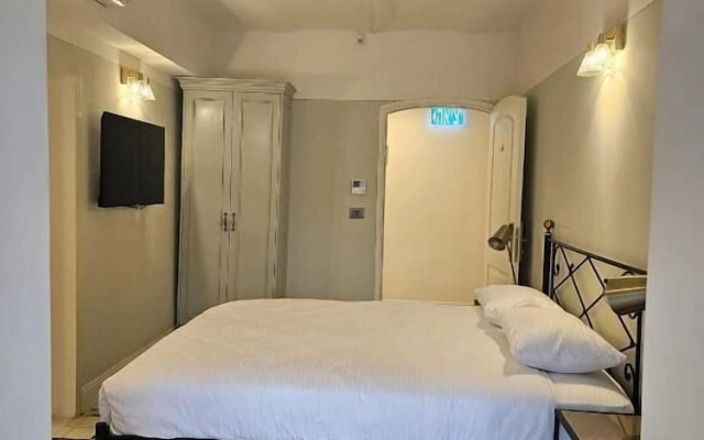 Cohen's boutique hotel