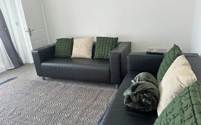 Housesleeps6-freeparking-wifi-contractors-garden