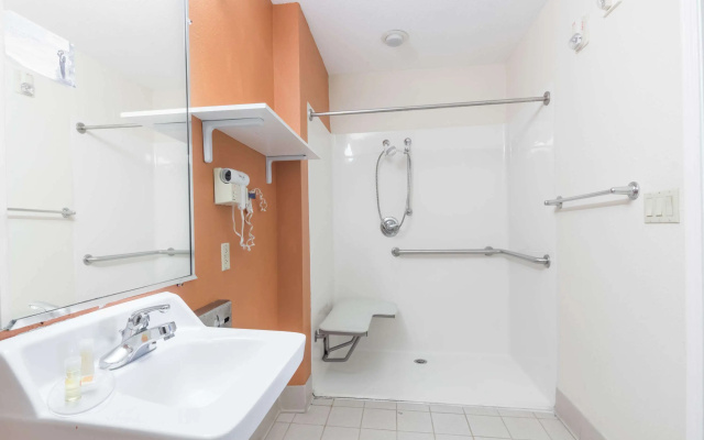 Days Inn & Suites by Wyndham Winnie
