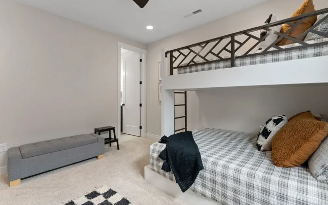 No Bad Days 5 Bedroom Townhouse