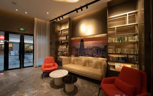 Atour Hotel Wuhan Guanggu Qingnianhui Jinrong Port