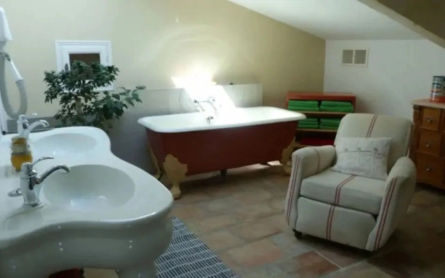 Provencal Villa for Nature Lovers in Lub ron