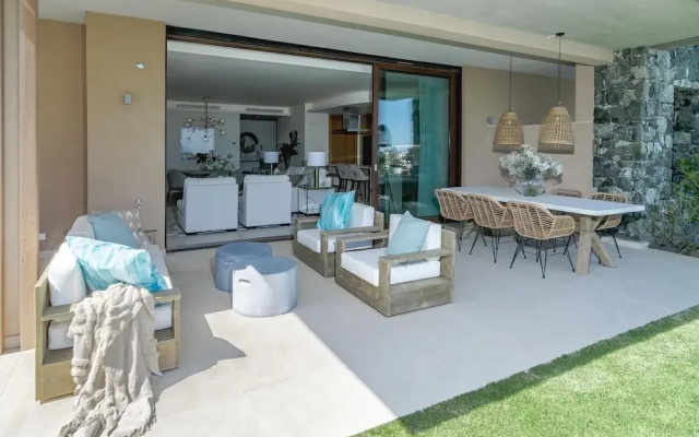 LO - Luxury 3 Bedroom Apartment , Stunning Views