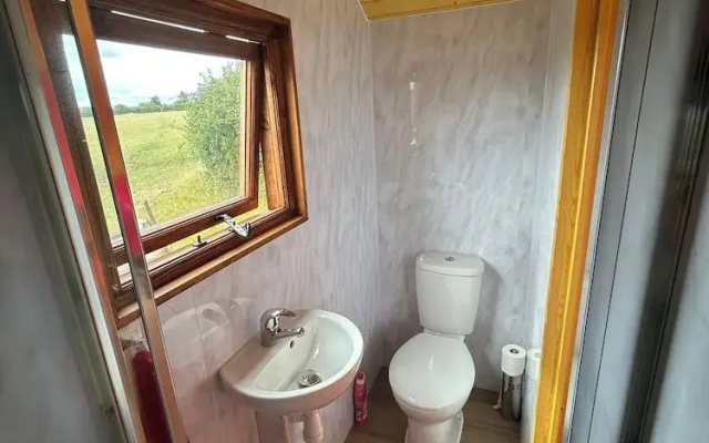 1 Bed Hut - Sleeps 2 - Parking - Smoking