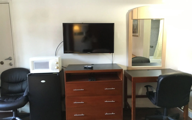 Riverside Inn & Suites