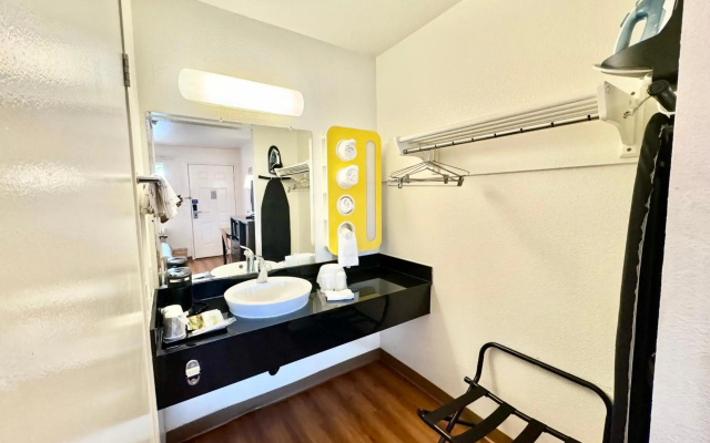 Motel 6 Bellflower, CA - Los Angeles