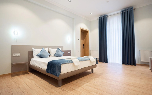 5 Wood Hotel (5 Вуд)