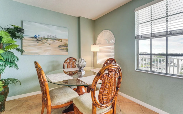2 Blocks to Clearwater Beach: Walkable Coastal Gem