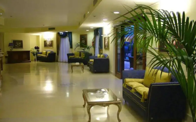 Royals Gate Hotel