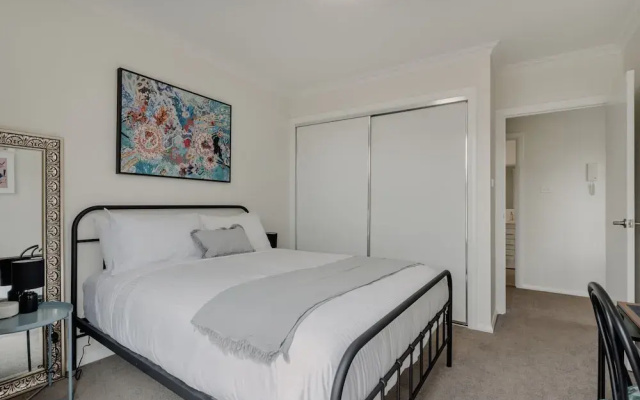 Peaceful 1-bed Apartment Close to Lonsdale St
