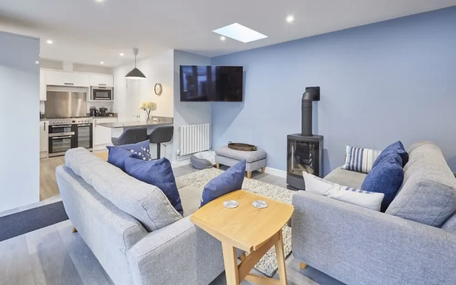 Host Stay Harrow Bothy
