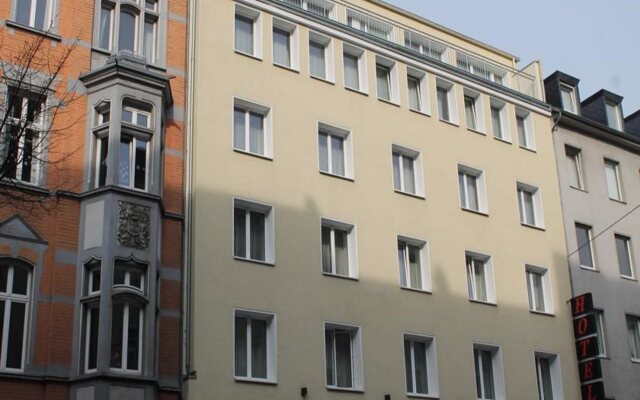 Monopol Hotel Дюссельдорф вид на фасад
