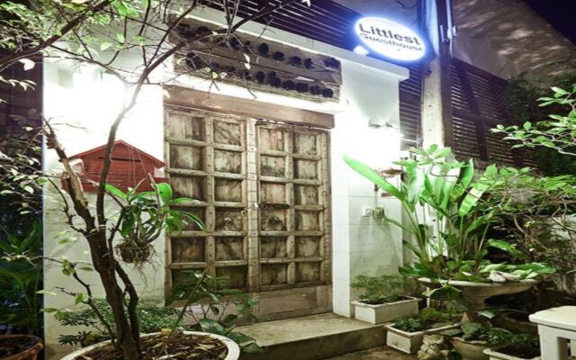Отель Littlest Guesthouse Бангкок вид на фасад