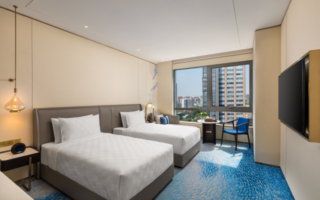 HUALUXE Shanghai Changfeng Park by IHG