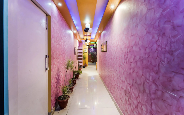 OYO 60800 Hotel Landlord