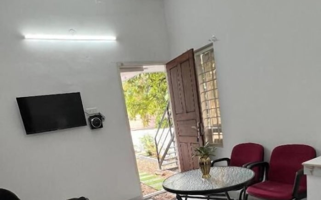Little Chandhana Guest House