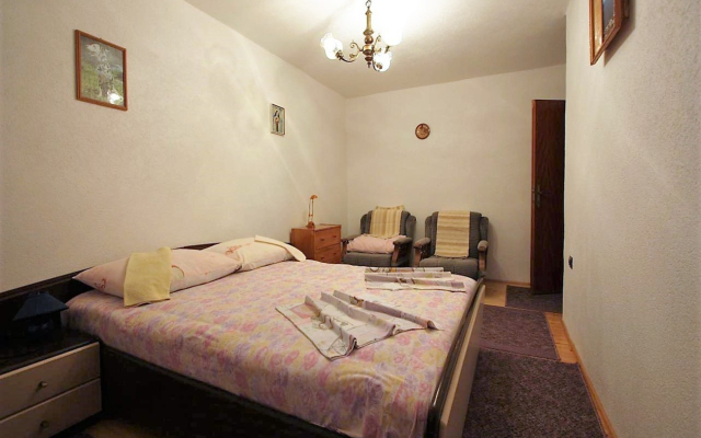 Apartment Šera - 50 m from beach: A1 Pisak, Riviera Omis