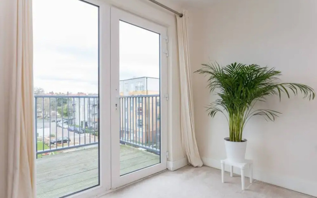 3 Bedroom Apartment Sleeps 6 in Clapham South