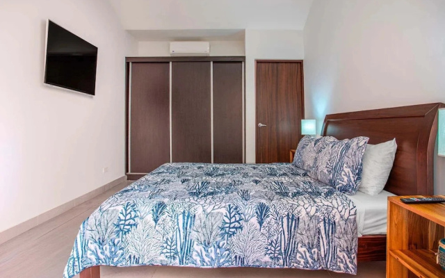 Private Pool & Tropical Style, Minutes From the Beach