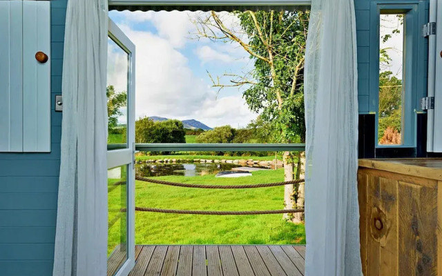 Lakeside Shepherd's Hut Retreat, No Deposit