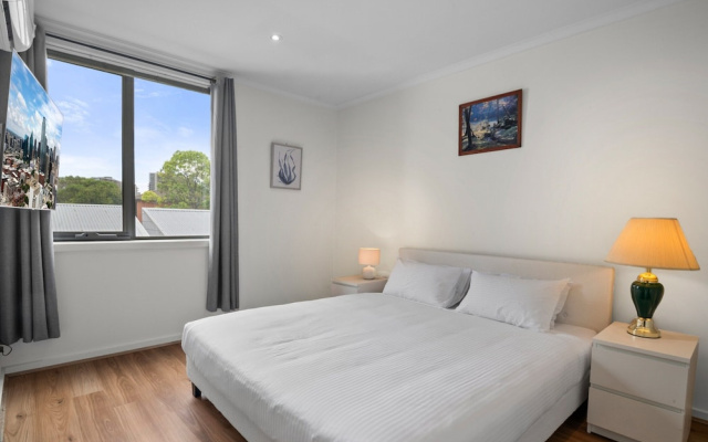 Spacious 3-bed Townhouse in Coburg