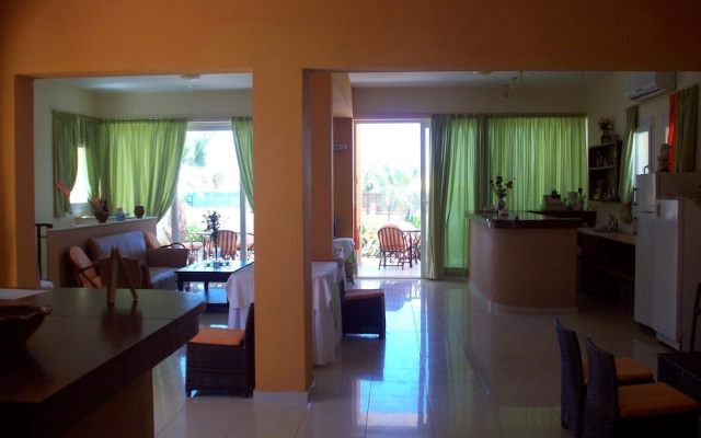Chrisanna Apartments & Studios