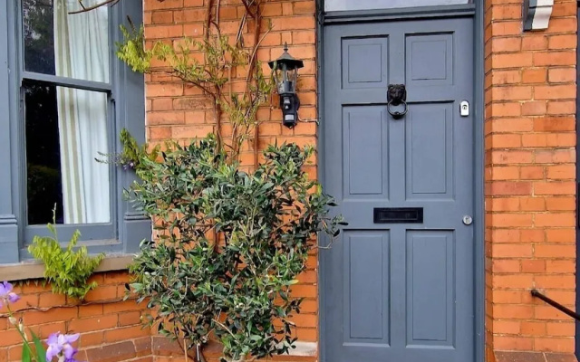 Inviting 2-bed Character House Stamford