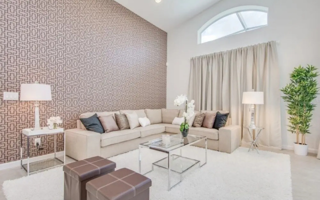 4-bedroom House w/ Private Pool - Lovely Location Home
