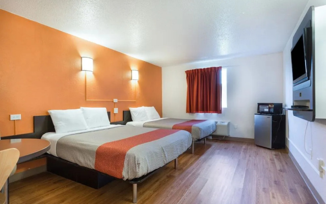 Motel 6 Lincoln, IL