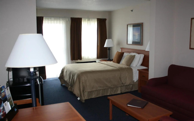 Magnuson Grand Hotel Lakefront Paradise